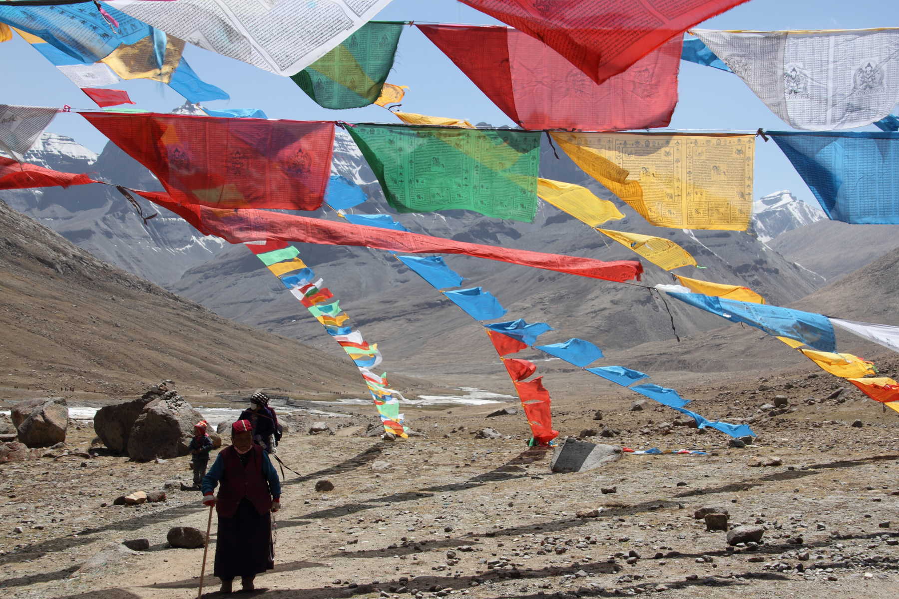 Drapeaux de prière colorés au Tibet