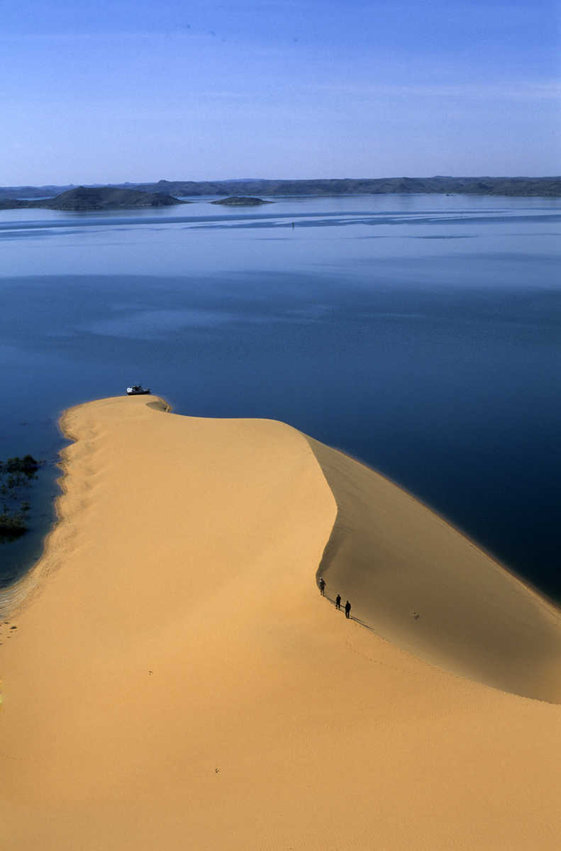 Dune tombant dans le Lac Nasser en Egypte