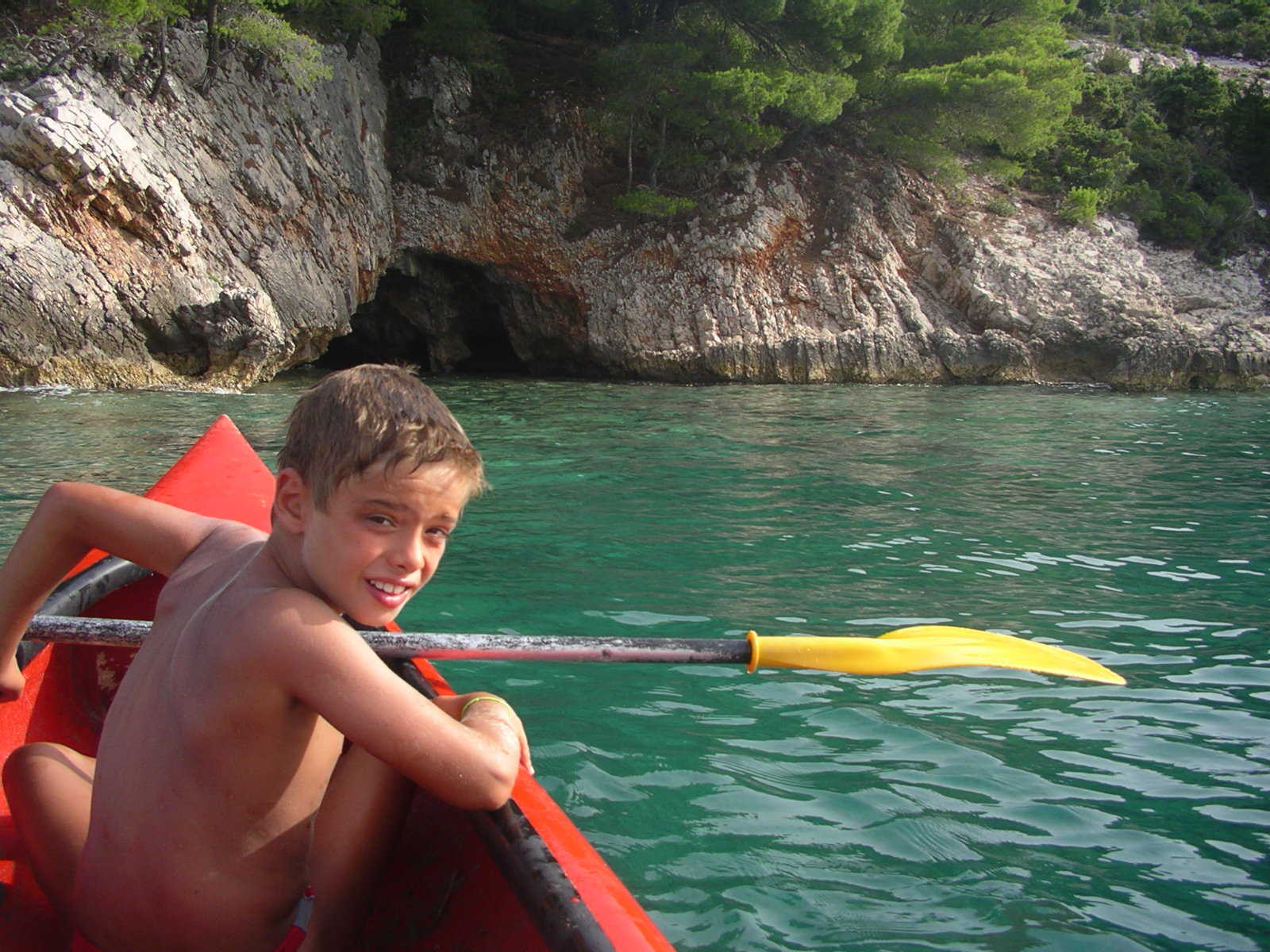 Enfant faisant du kayak de mer en Croatie