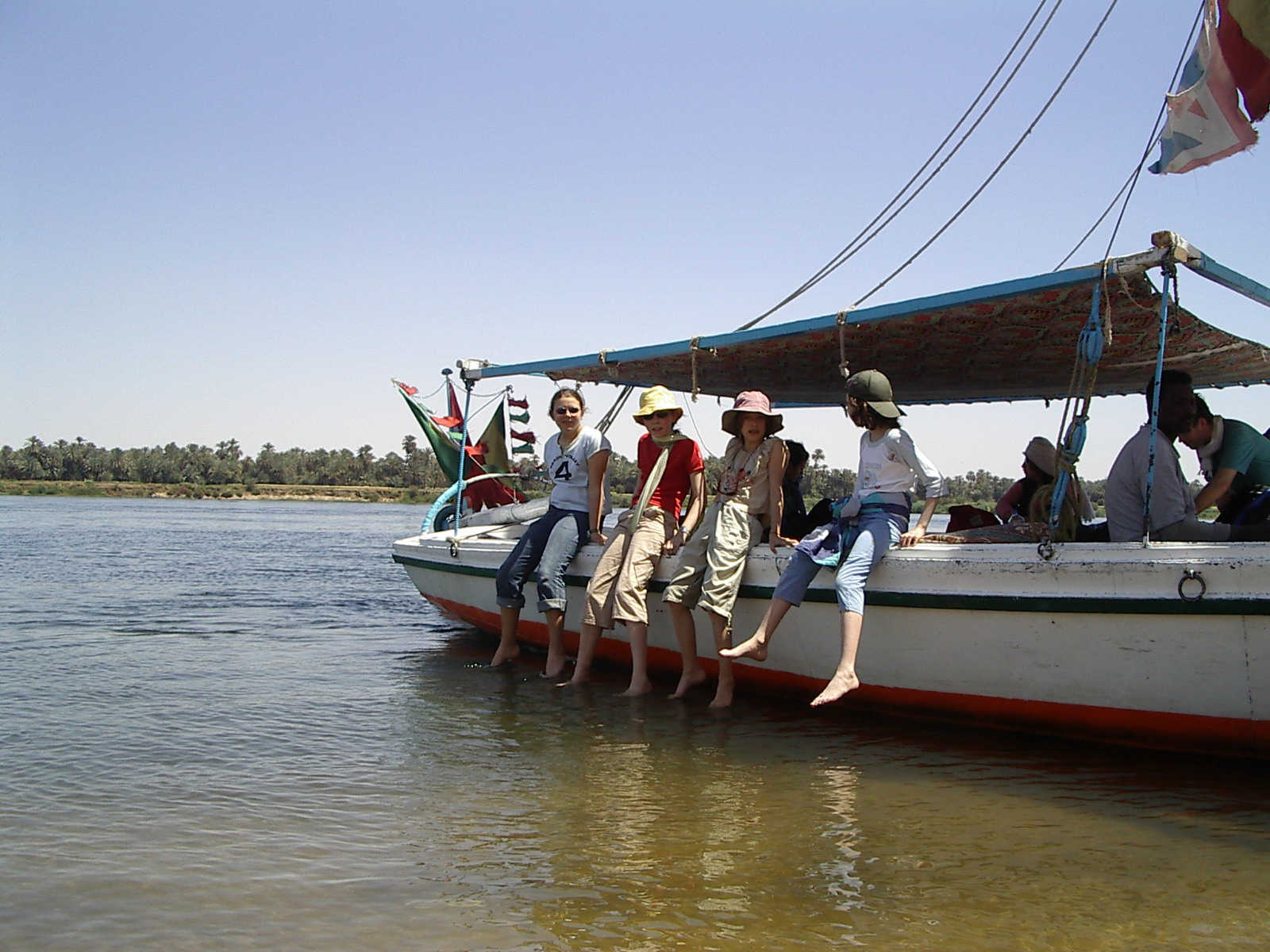 Enfants assis sur le bord du bateau restaurant en Egypte