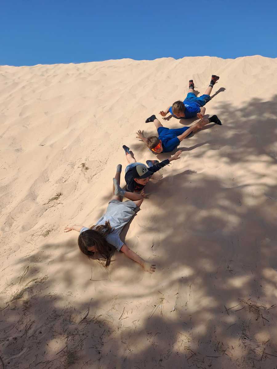 Enfants dans les dunes