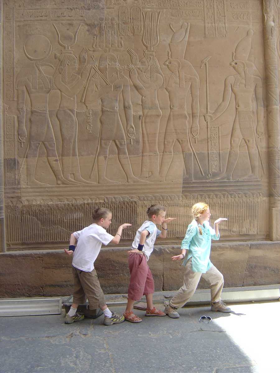 Enfants dans un temple, Egypte