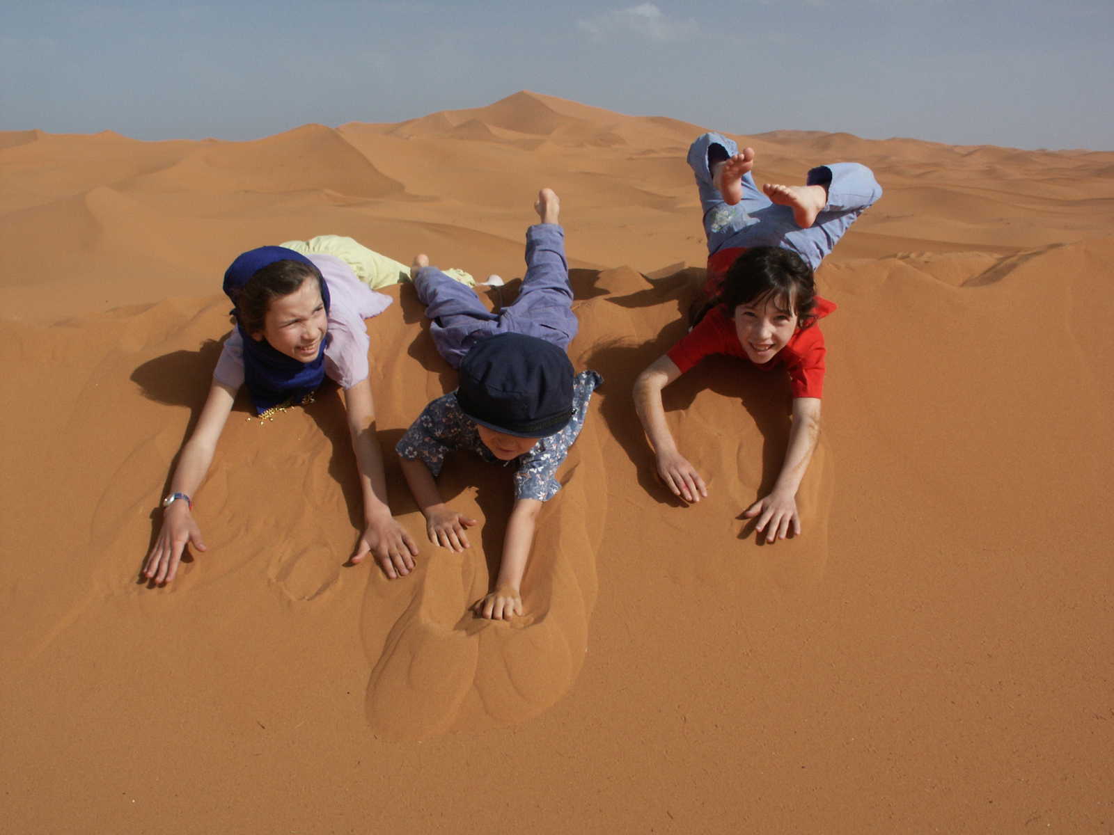 Enfants dévalant les dunes, Maroc