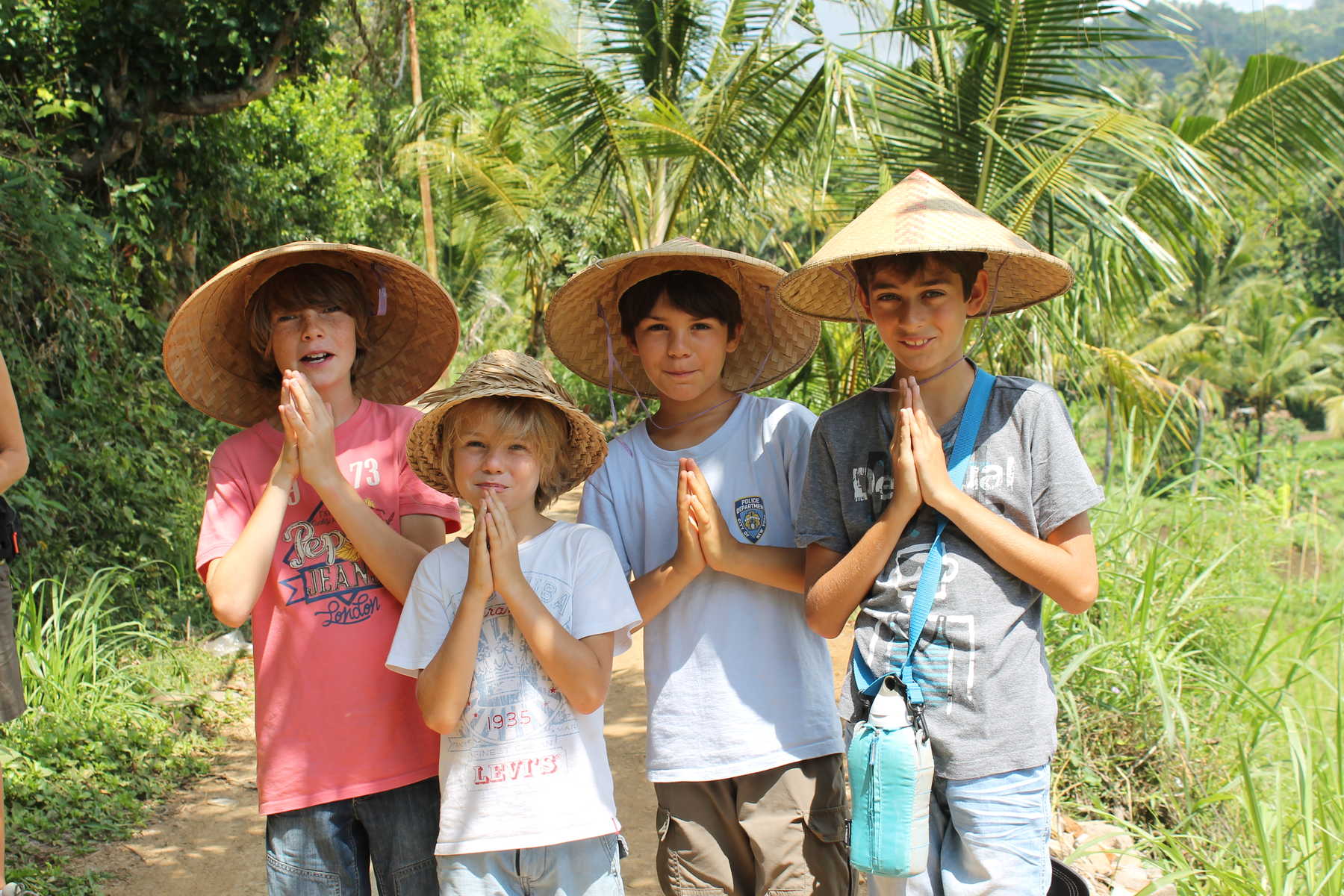 Enfants faisant un salut traditionnel en Indonésie