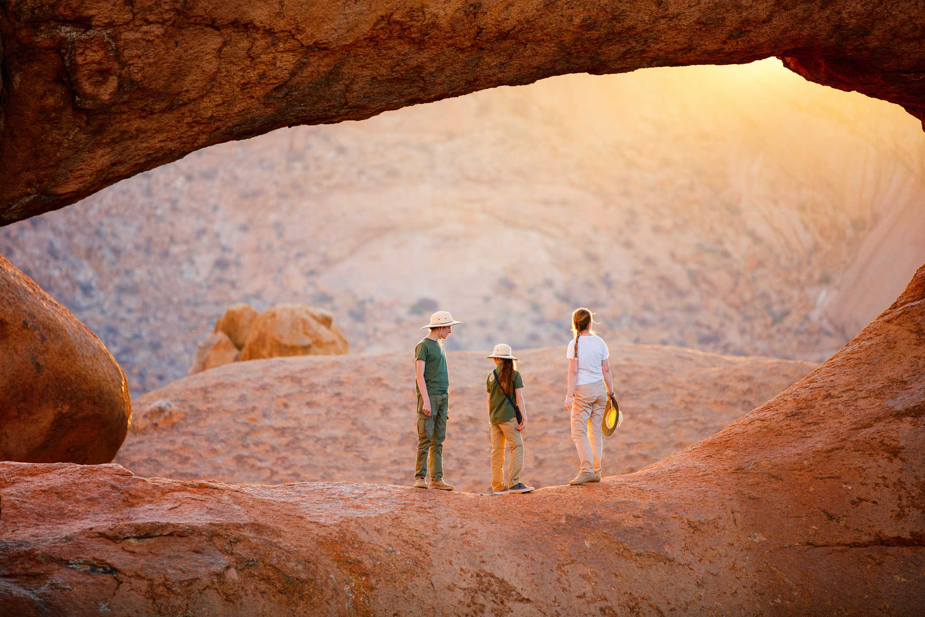 Famille qui randonne a Spitzkoppe en Namibie