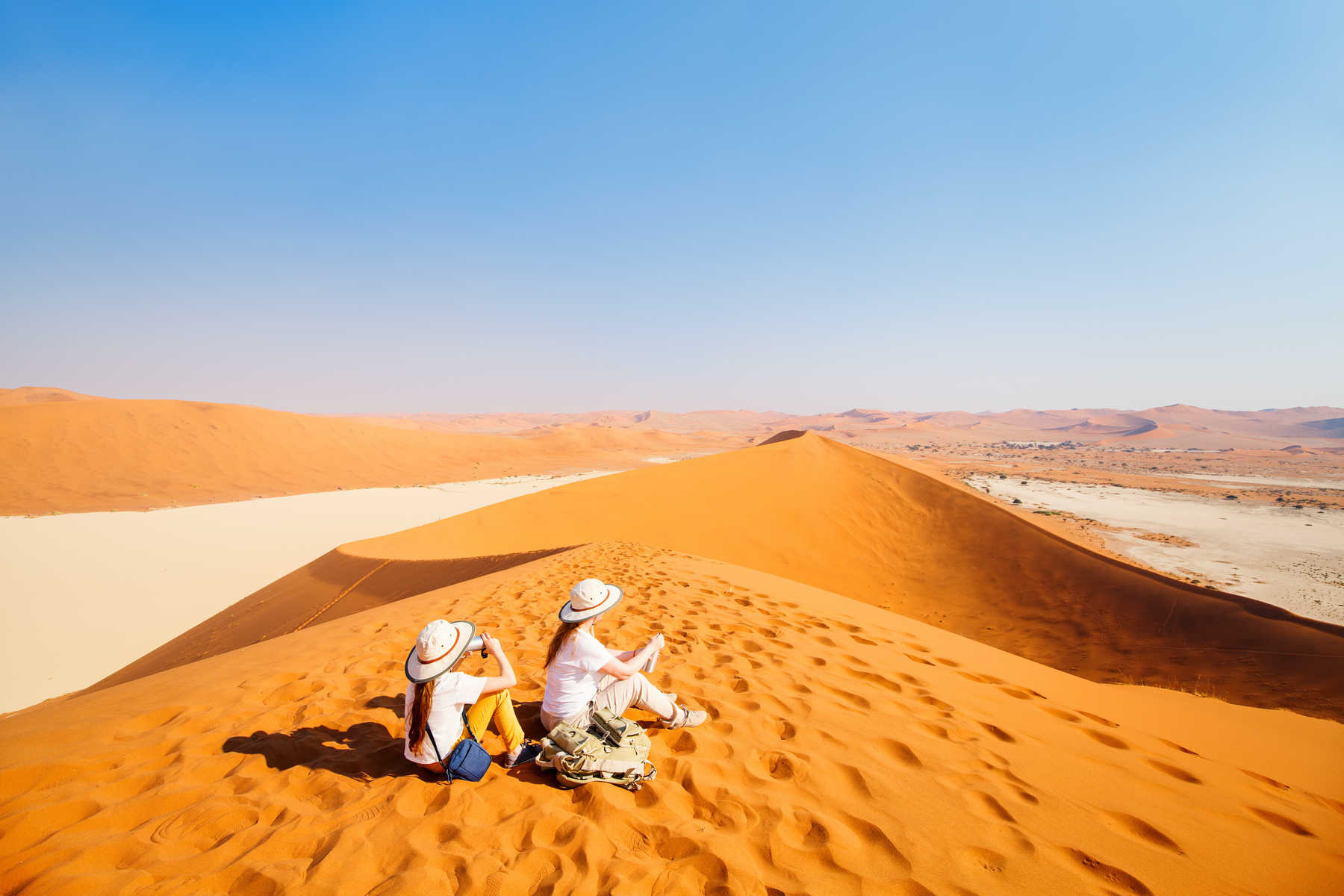 Famille sur les dunes du Namib en Namibie