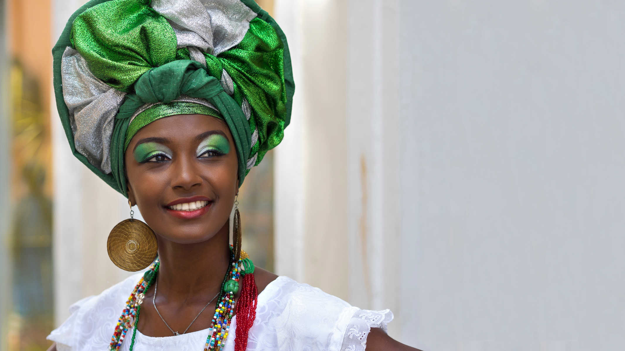 Femme brésilienne en vêtements traditionnels