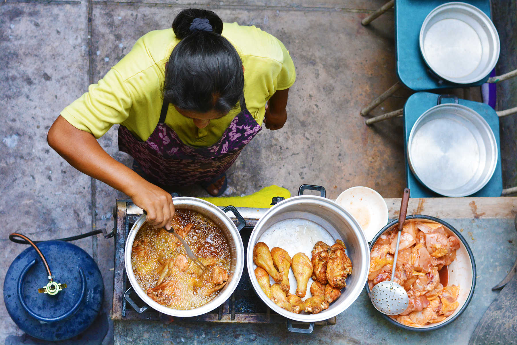 femme-cuisine-dans-la-rue