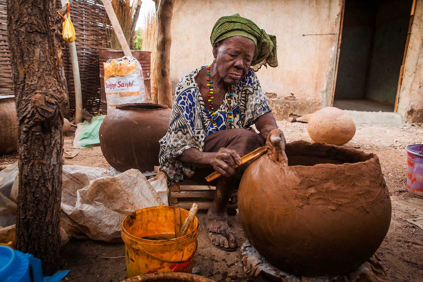 Femme de l'ethnie bedick dans le Sénégal oriental