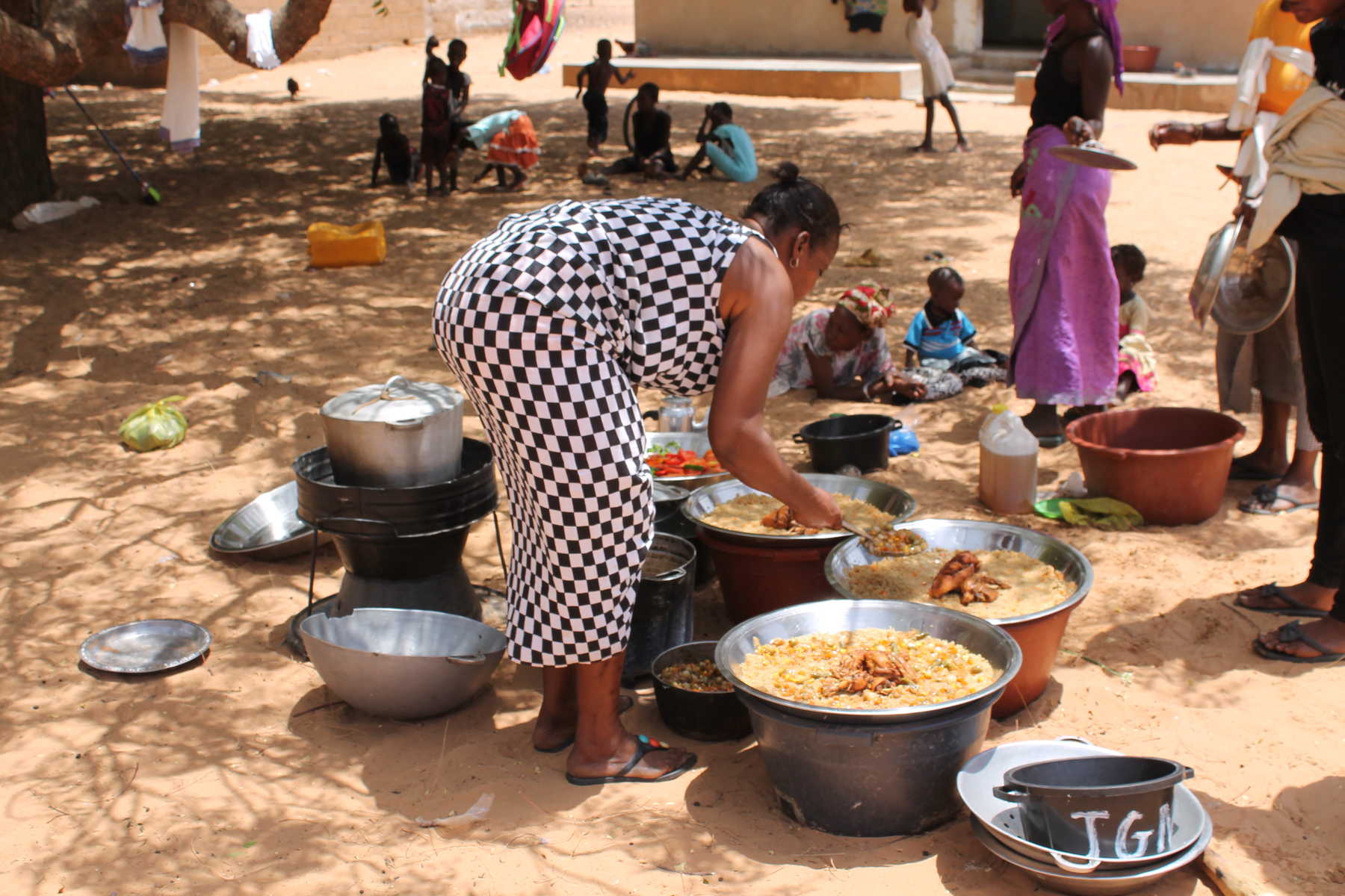 Femme qui prépare à manger, lors d'un voyage famille au Sénégal.