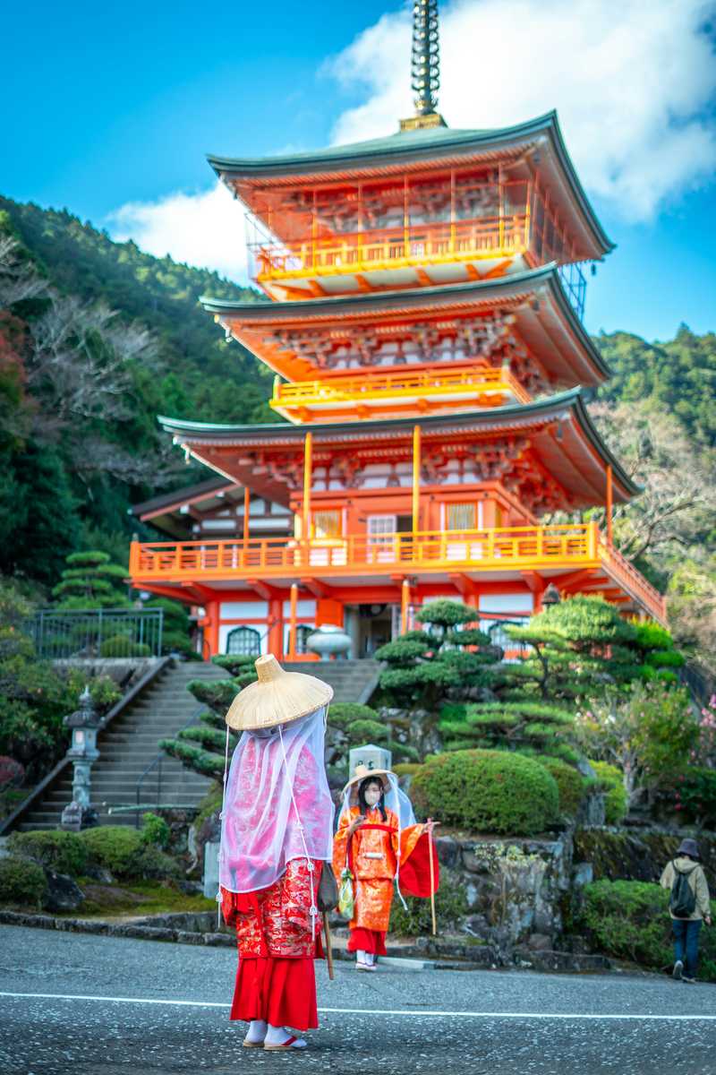 Femmes en tenues traditionnelles japonaises devant un temple au Japon ©  Femmes en tenues traditionnelles japonaises devant un temple au Japon