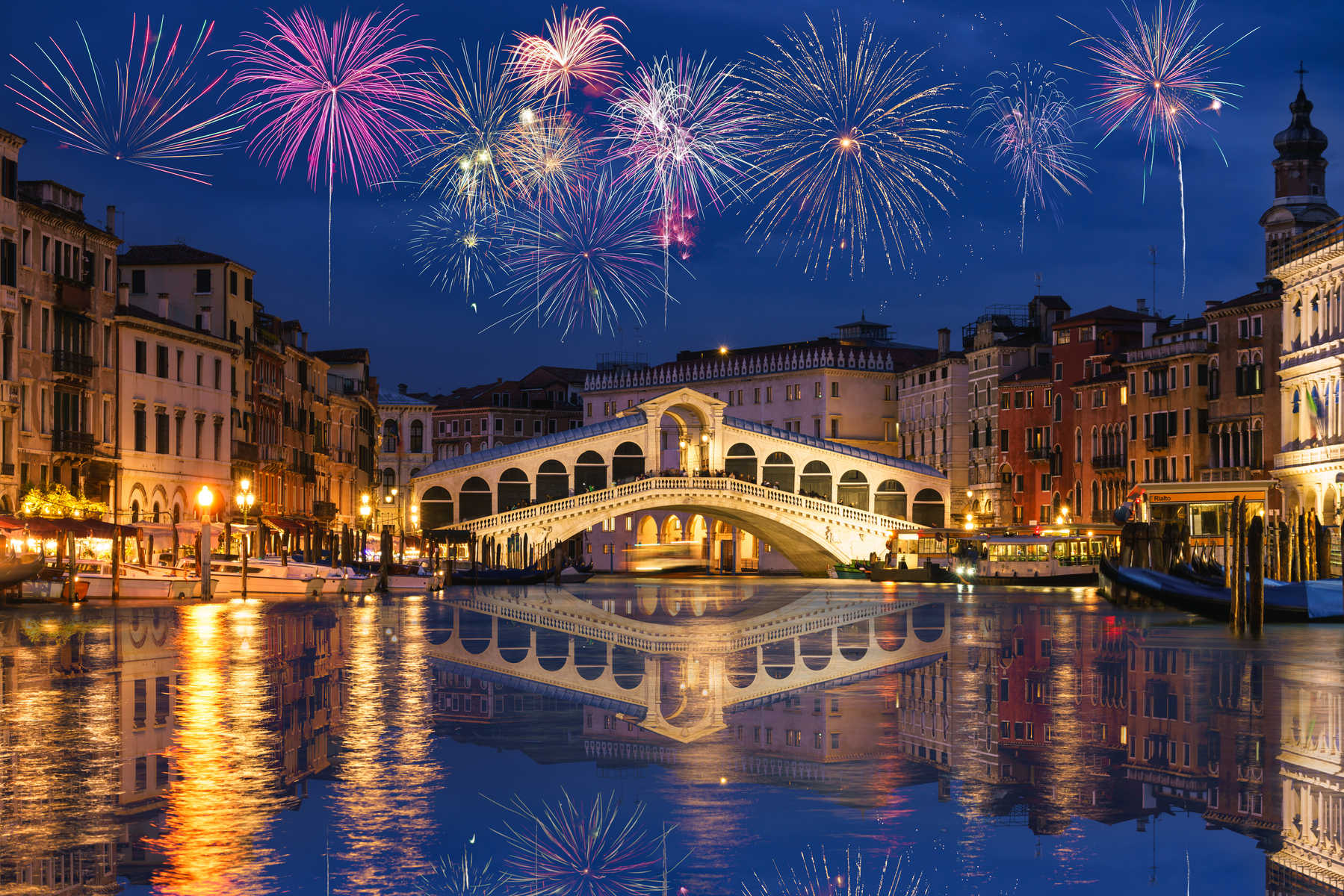 Feu d'artifice sur le Pont du Rialto à Venise © Pawel Pajor Feu d'artifice sur le Pont du Rialto à Venise