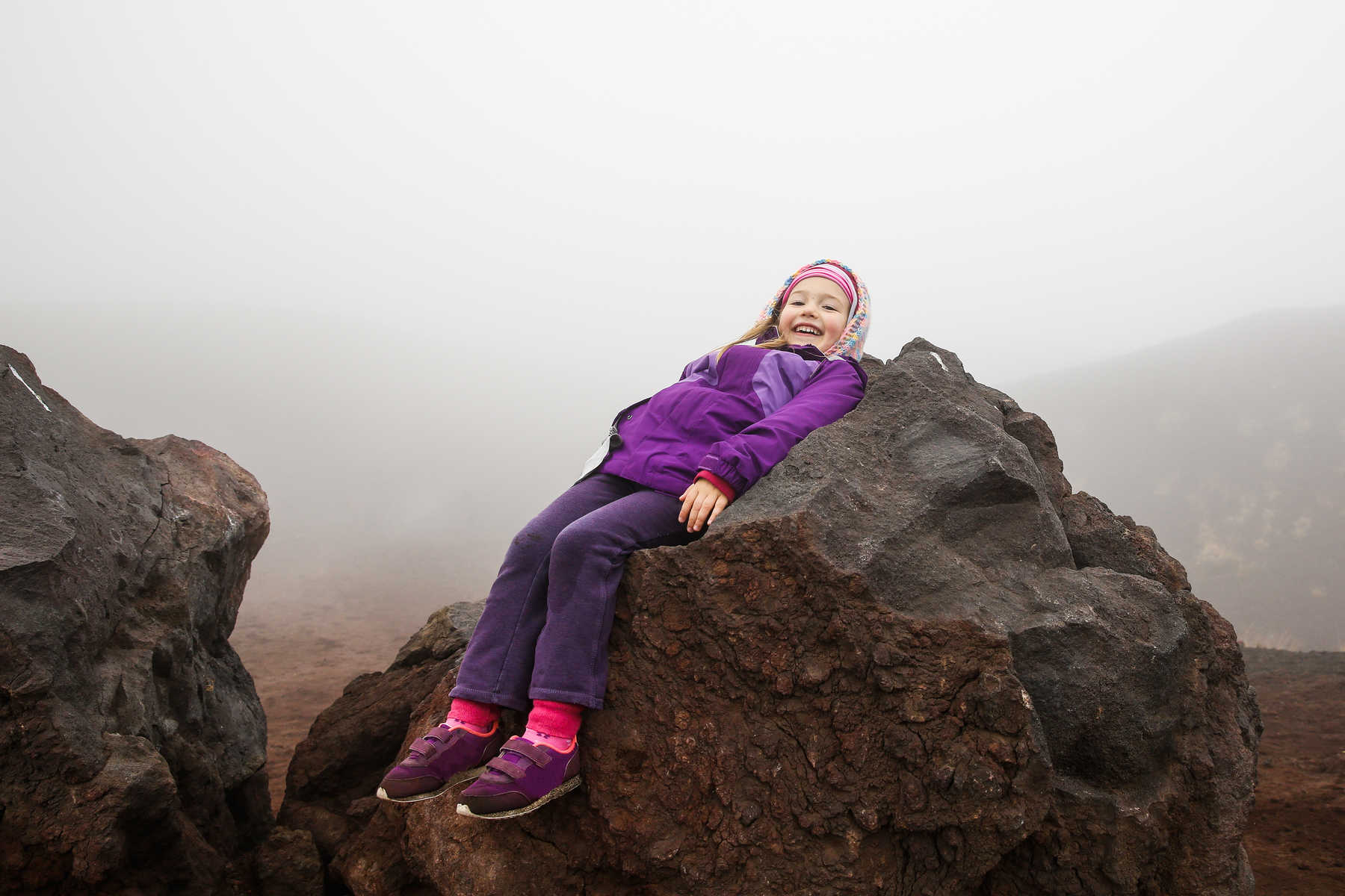 Fille lors d'un voyage trek famille à l'Etna en Sicile