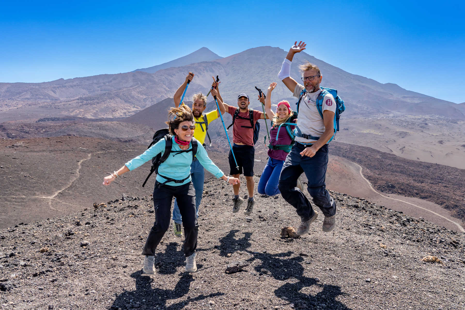 groupe de randonneur qui saute dans le parc du Teide à Ténérife