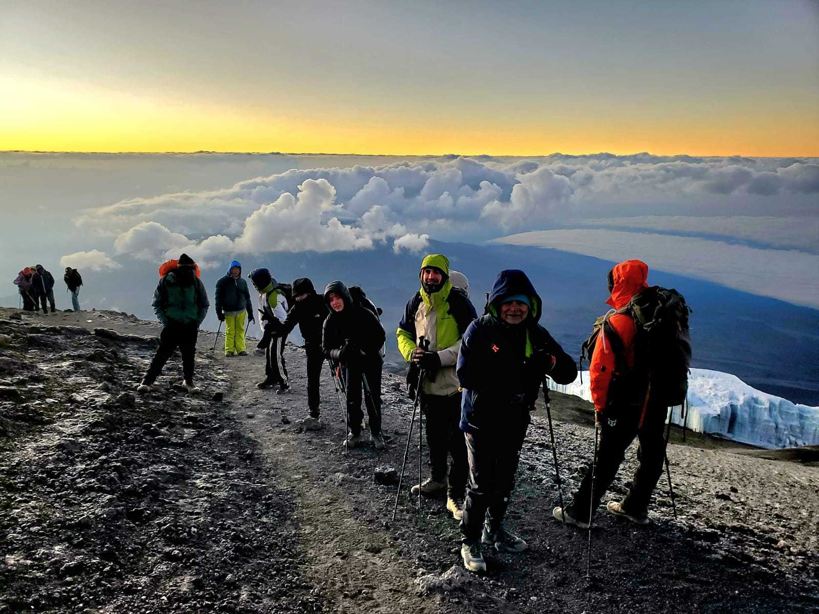 groupe de randonneurs au lever du soleil devant la vue depuis le Kilimandjaro en Tanzanie