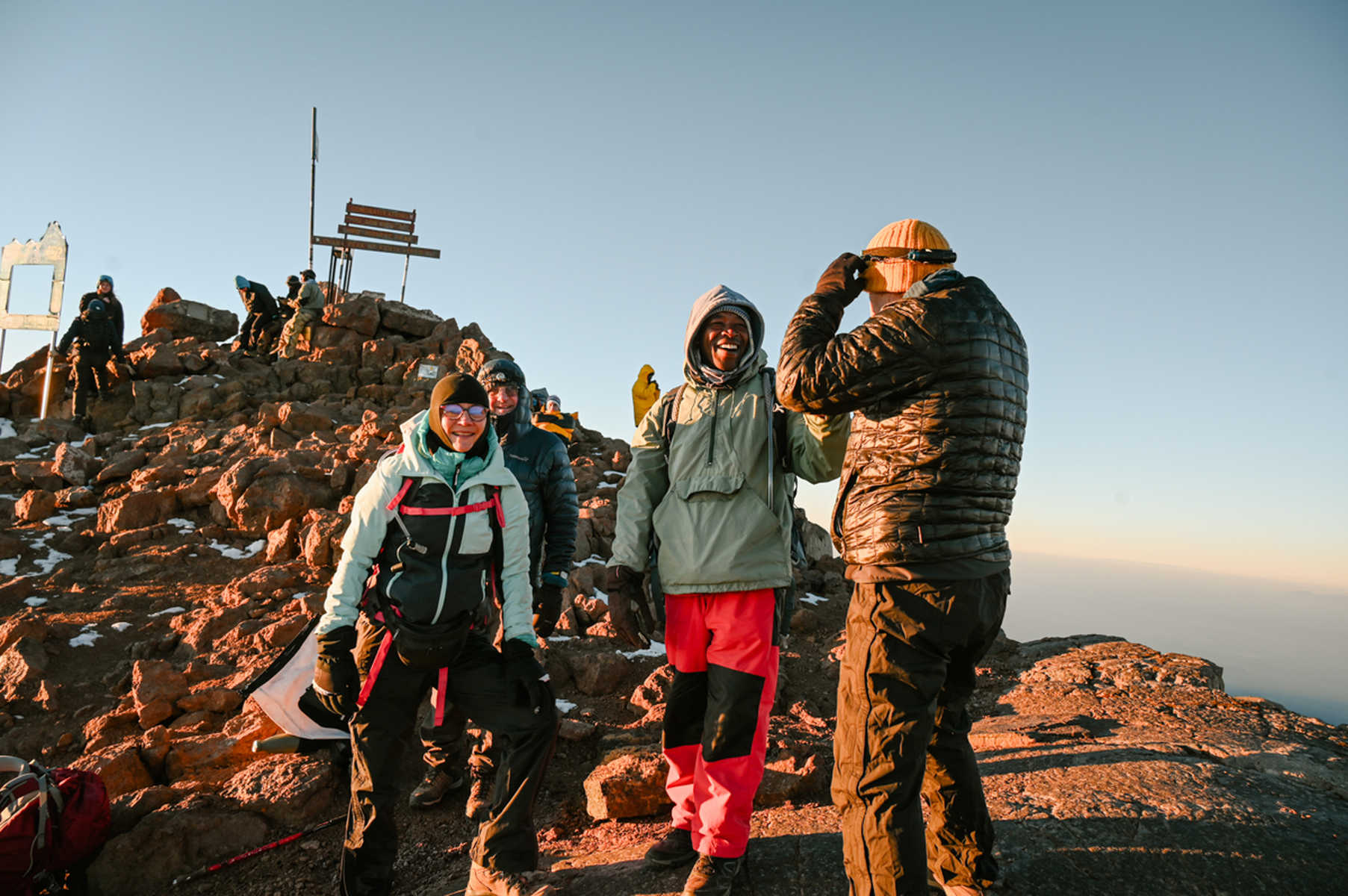 groupe de randonneurs au sommet du mont Kenya au Kenya