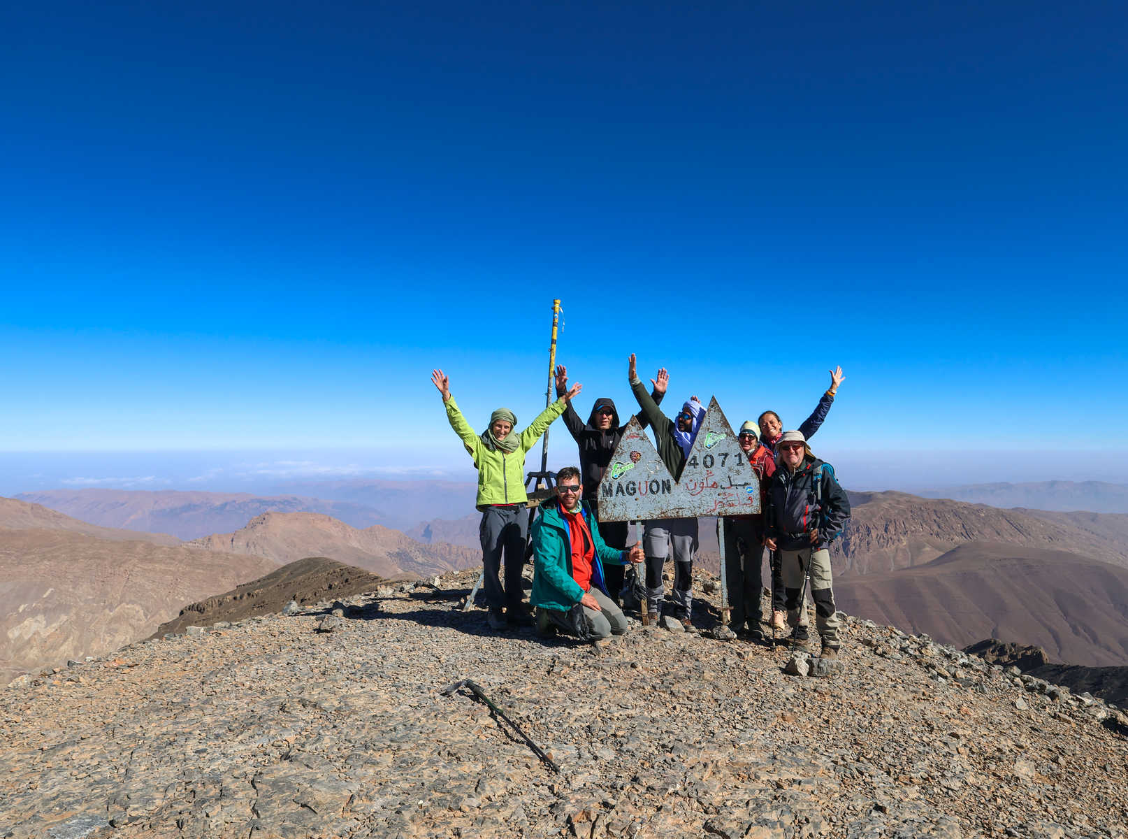 Groupe de randonneurs au sommet du mont M'Goun au Maroc