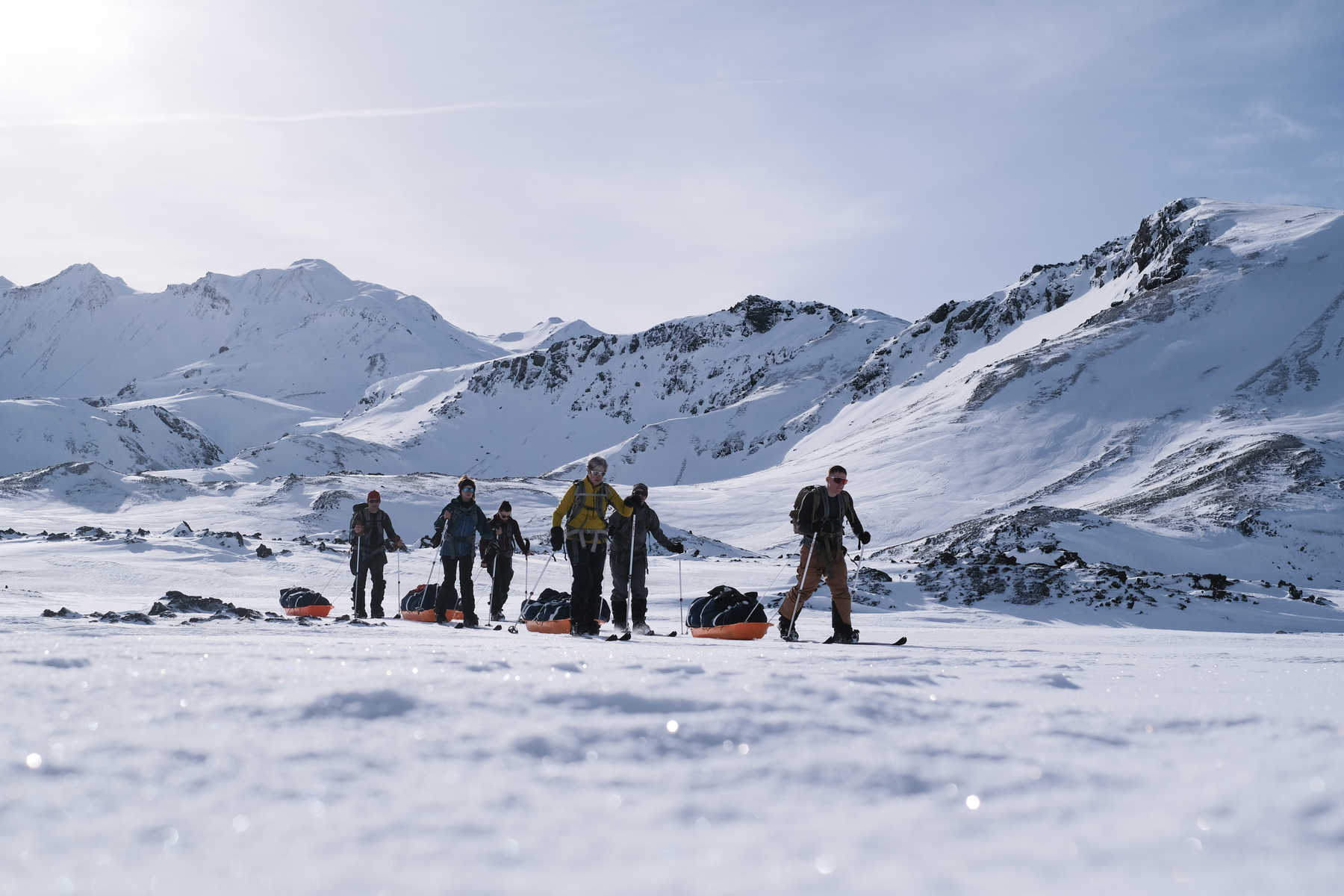 Groupe de voyageurs en ski pulka en Islande