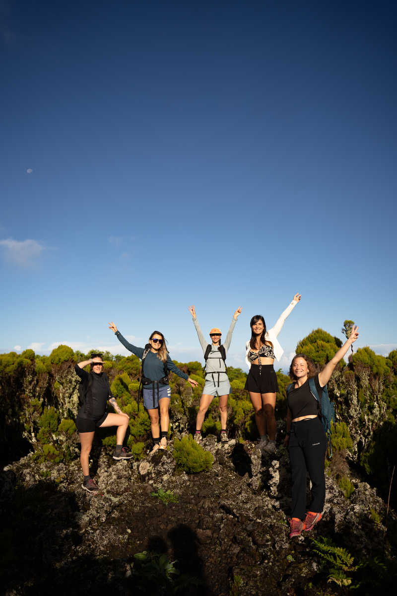 Groupe de voyageuse lors de la randonnée Rocha do Chambre sur l'île de Terceira aux Açores