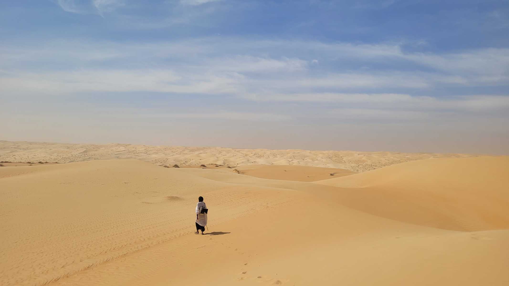 Guide dans les dunes de l'Erg Ouarane en Mauritanie © Schroeder Mathilde Guide dans les dunes de l'Erg Ouarane en Mauritanie