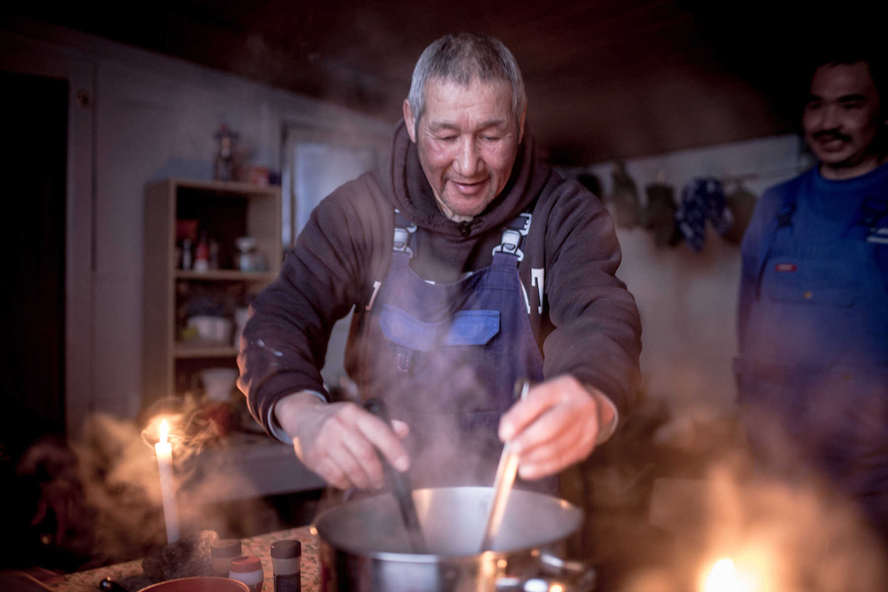 Guide Inuit qui cuisine au Groenland