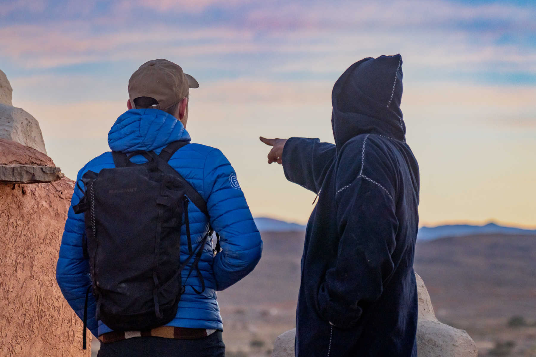Guide local du Maroc qui montre un endroit à un randonneur