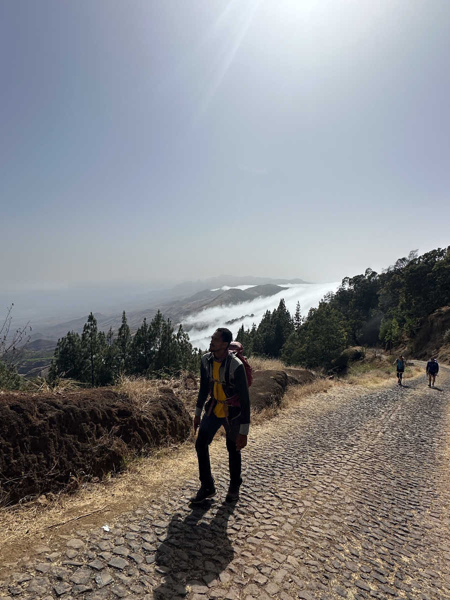 Guide pendant la montée vers le Pico Da Cruz au Cap Vert
