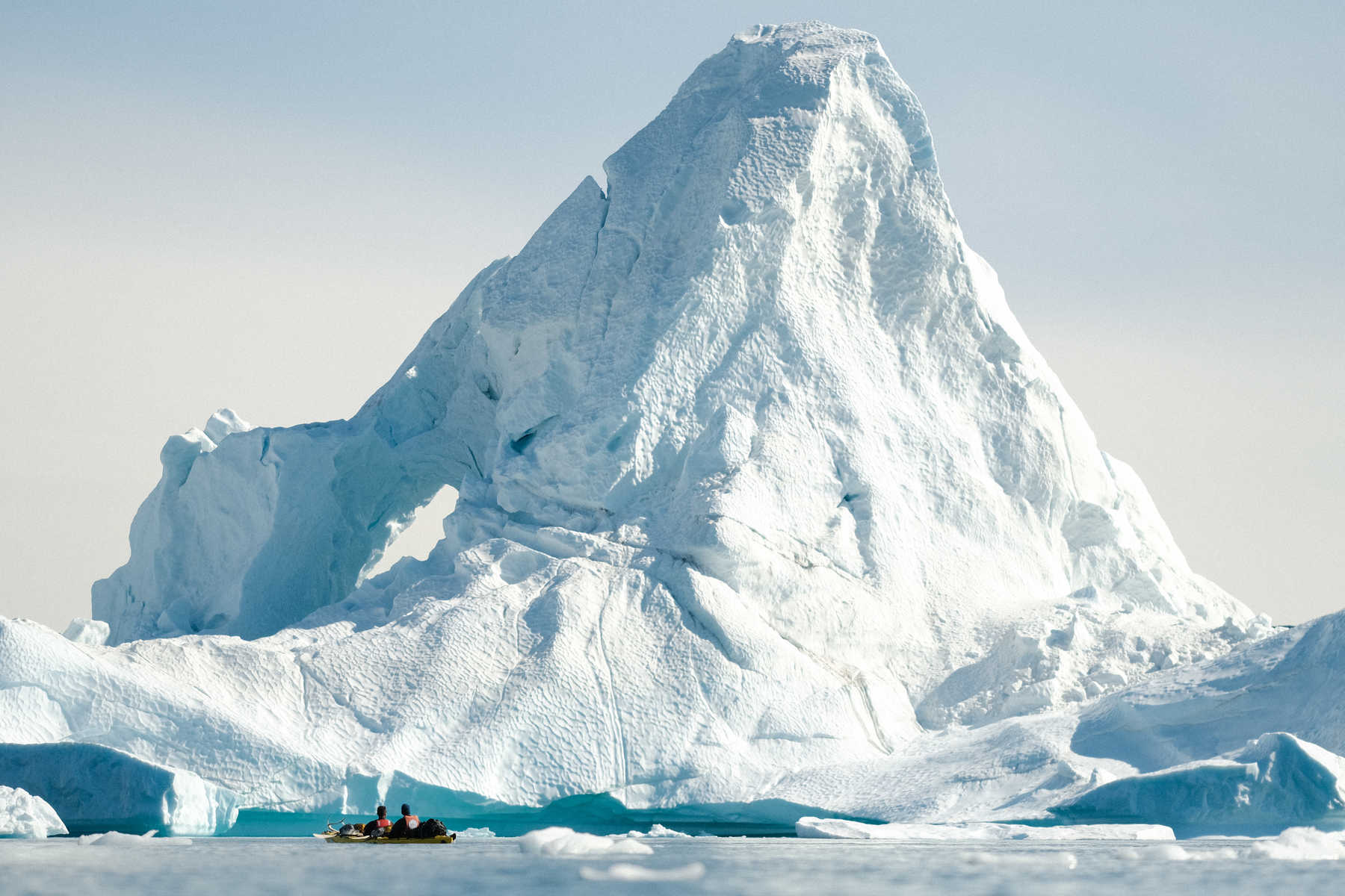 Kayak au pied d'un iceberg au Groenland
