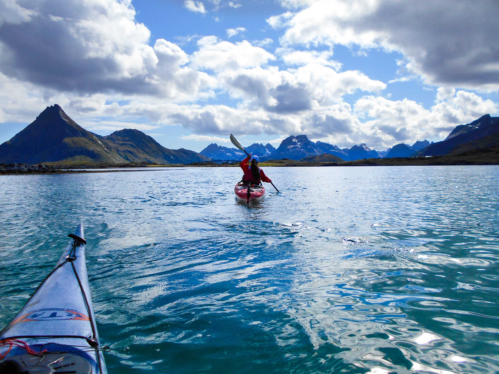 Kayak de mer dans les îles Lofoten, Norvège