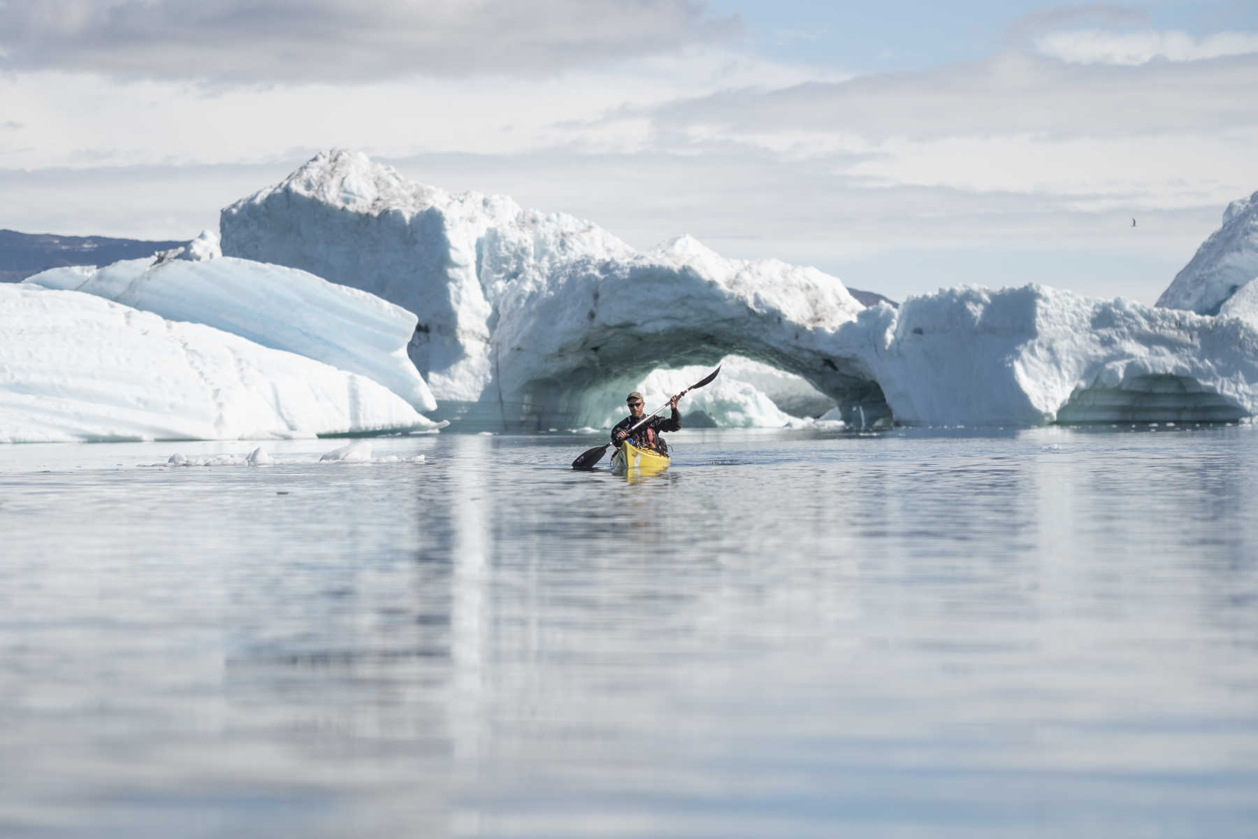 Kayak de mer entre les icebergs au Groenland