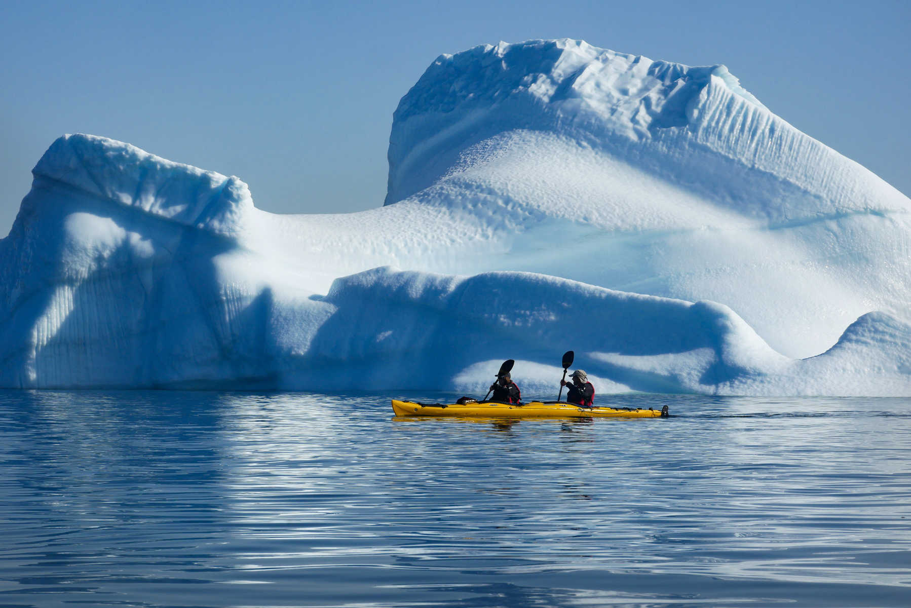 Kayak devant un iceberg au Groenland