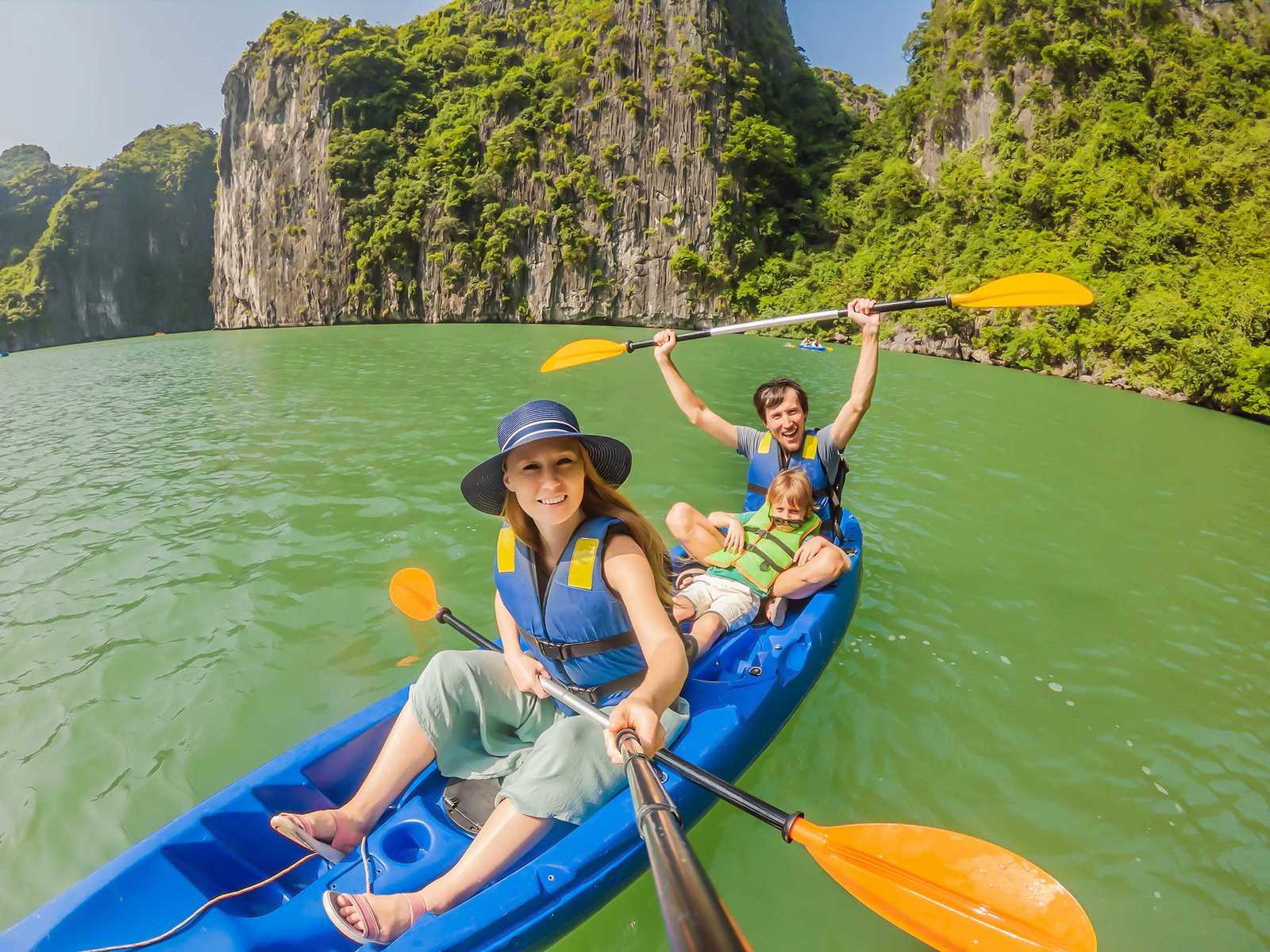 Kayak en famille dans la Baie d'Ha Long, au Vietnam
