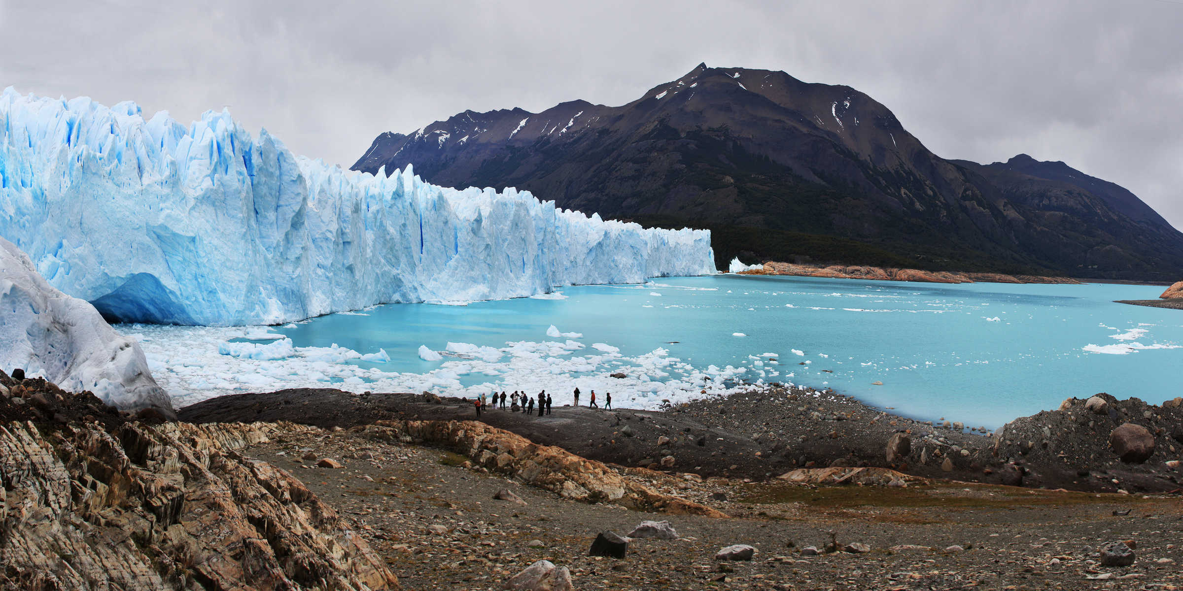 Voyageurs devant l’impressionnant Glacier Perito Moreno