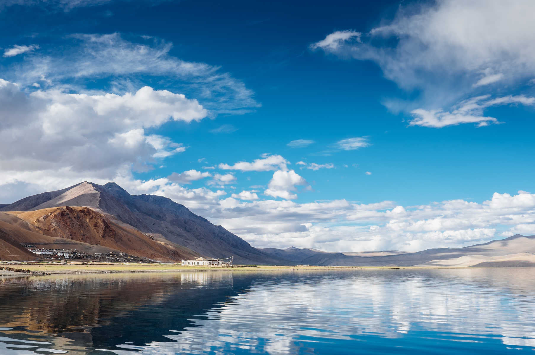 Lac de Tso Moriri au Ladakh avec la vue sur le village de Korzok dans l'Inde Himalayenne