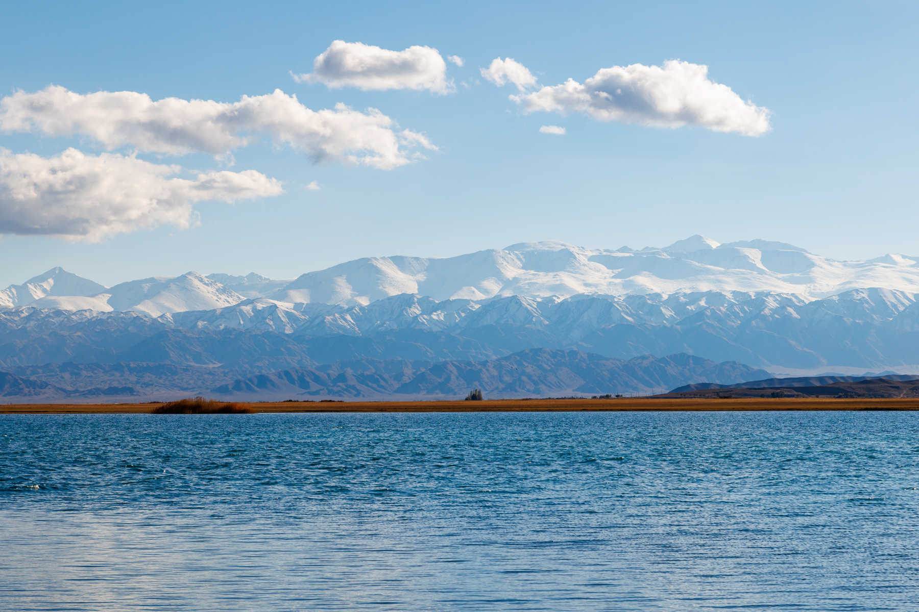 Lac Issyk-Kul avec des montagnes en fond au Kirghizistan