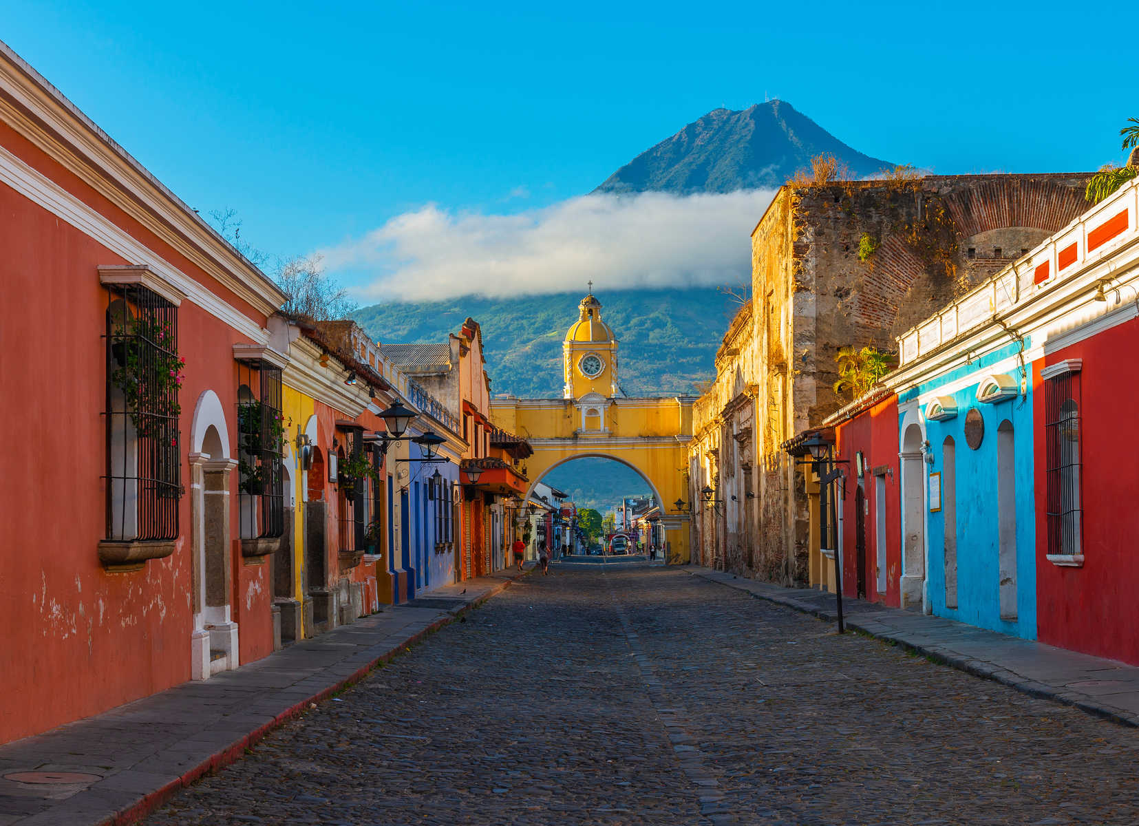 L'arche de Santa Catalina et le volcan Agua à Antigua, Guatemala