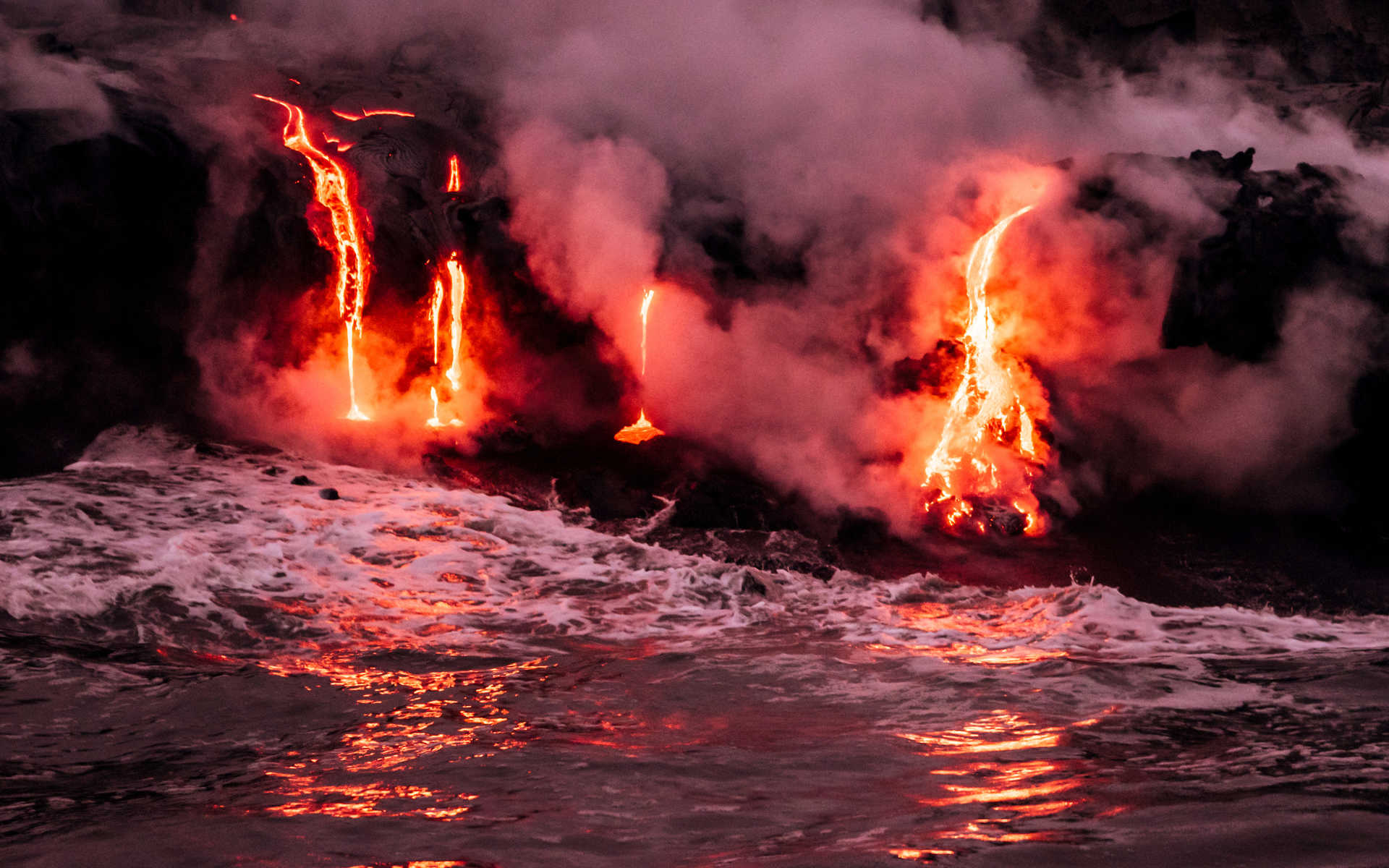 Lave qui coule du volcan Kilauea dans l'océan Pacifique à Hawai