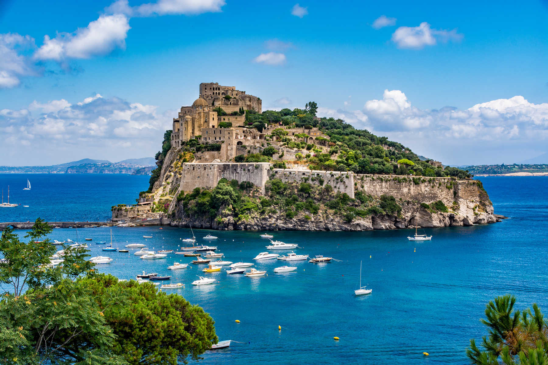 Le castello Aragonais sur l'île d'Ischia en Italie