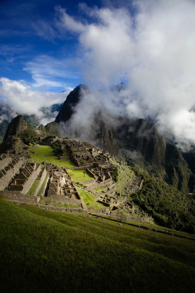 Le Machu Picchu entre les nuages dans la Vallée Sacrée au Pérou