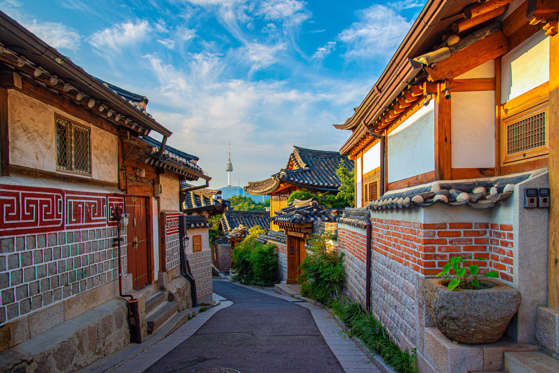 Le village de Bukchon Hanok et la tour de Séoul en arrière plan, Corée du Sud.