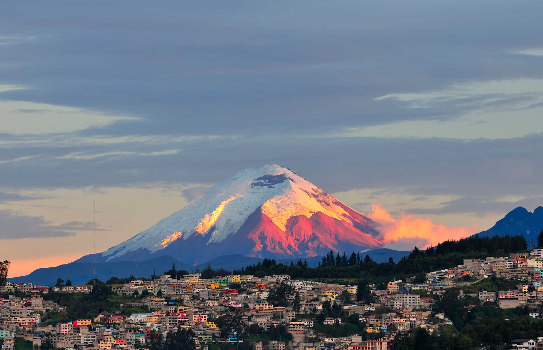 Le volcan Cotopaxi au coucher du soleil en Équateur