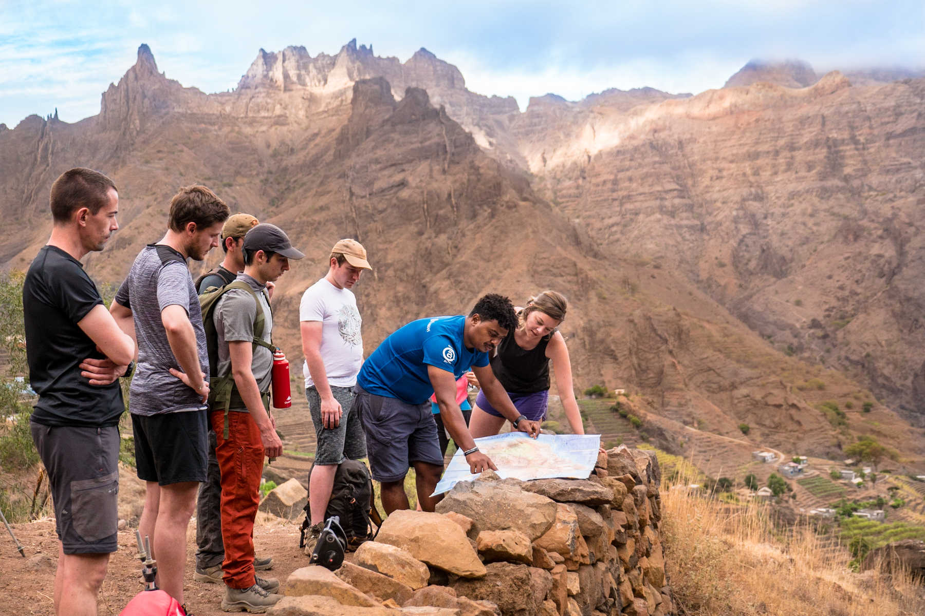 Lecture de carte sur les hauteurs d'Alto Mira à Santo Antao