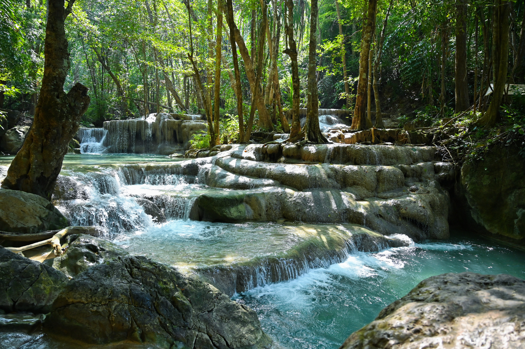 Les magnifiques chutes d'Erawan à Kanchanaburi, en Thaïlande