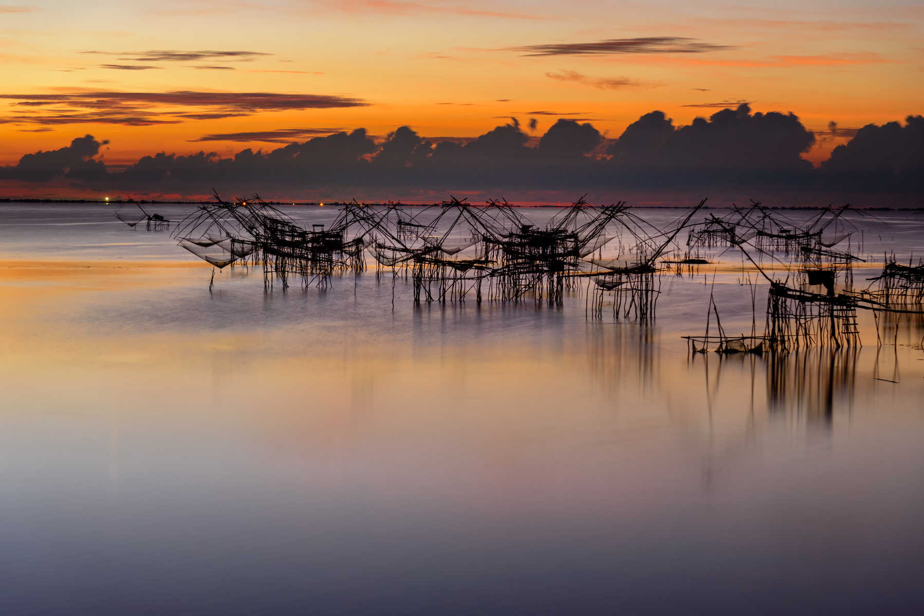 Lever de soleil sur le lac Thale Noi en Thaïlande