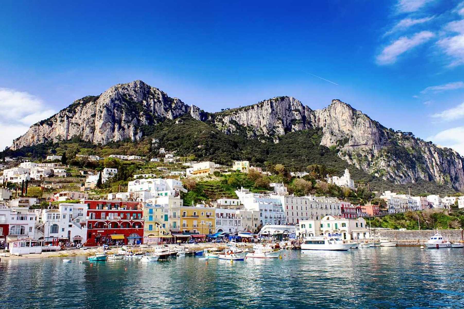 L'île de Capri vue du bateau sur la côte Amalfitaine