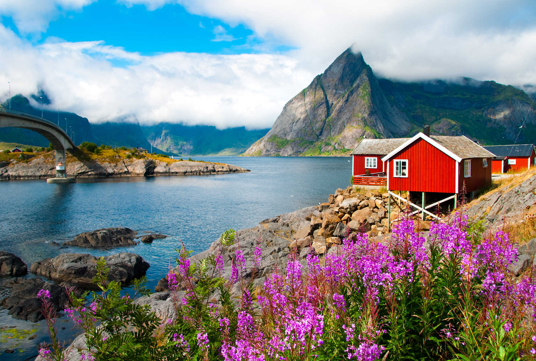Maisons rouges typiques du village de Reine, îles lofoten, Norvège