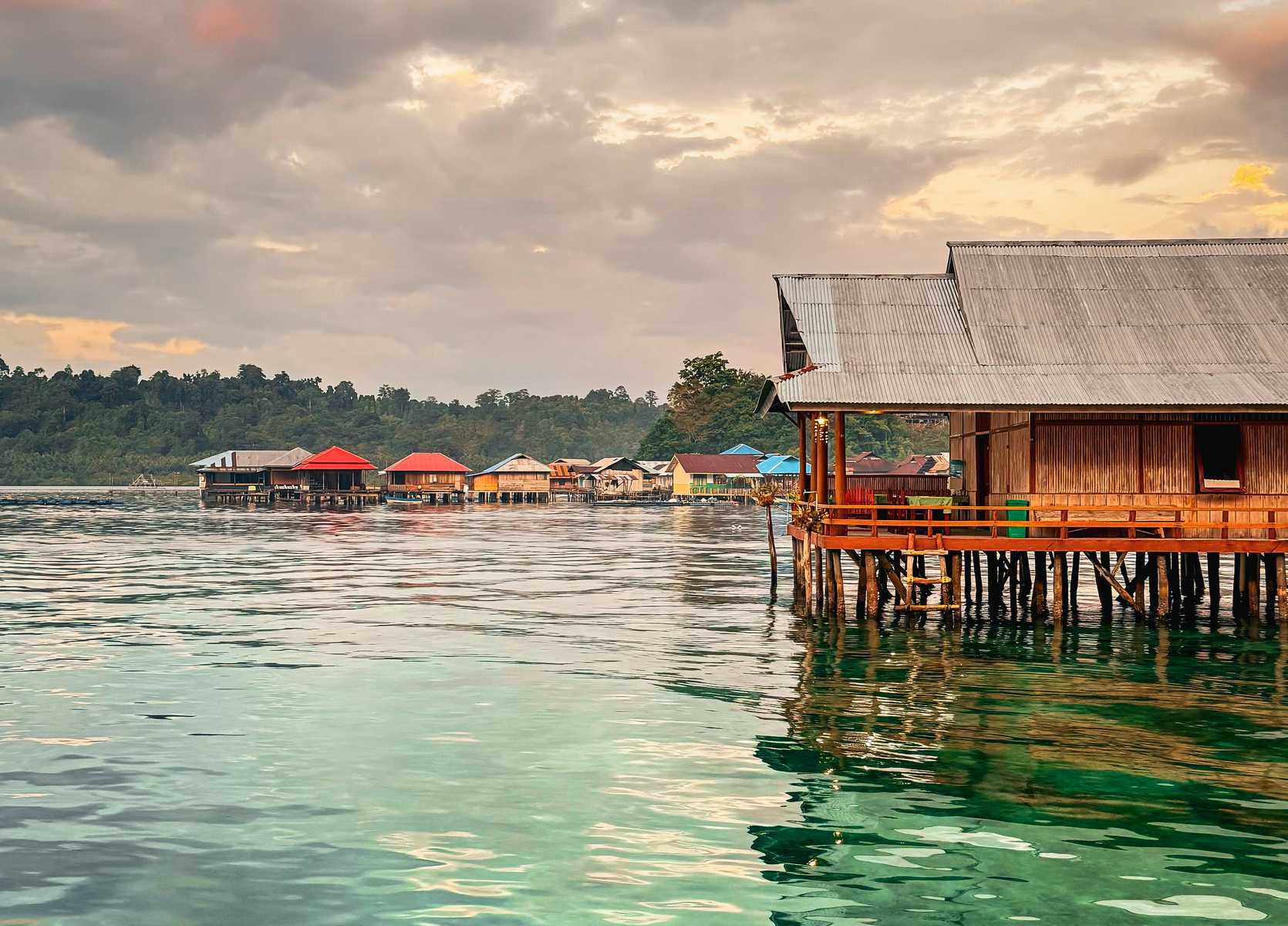 maisons sur pilotis dans le village de pêcheurs sur l'île de Seram