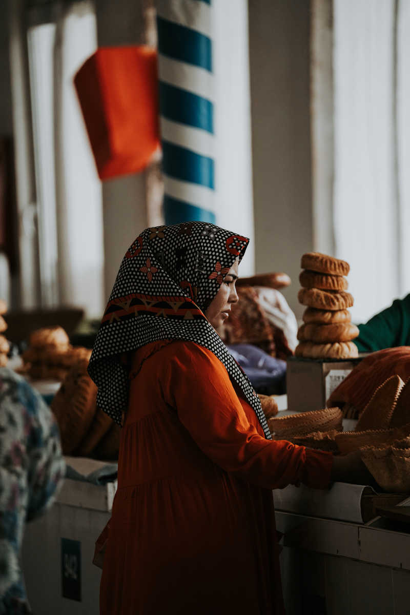 Marchande entrain de vendre en Ouzbékistan