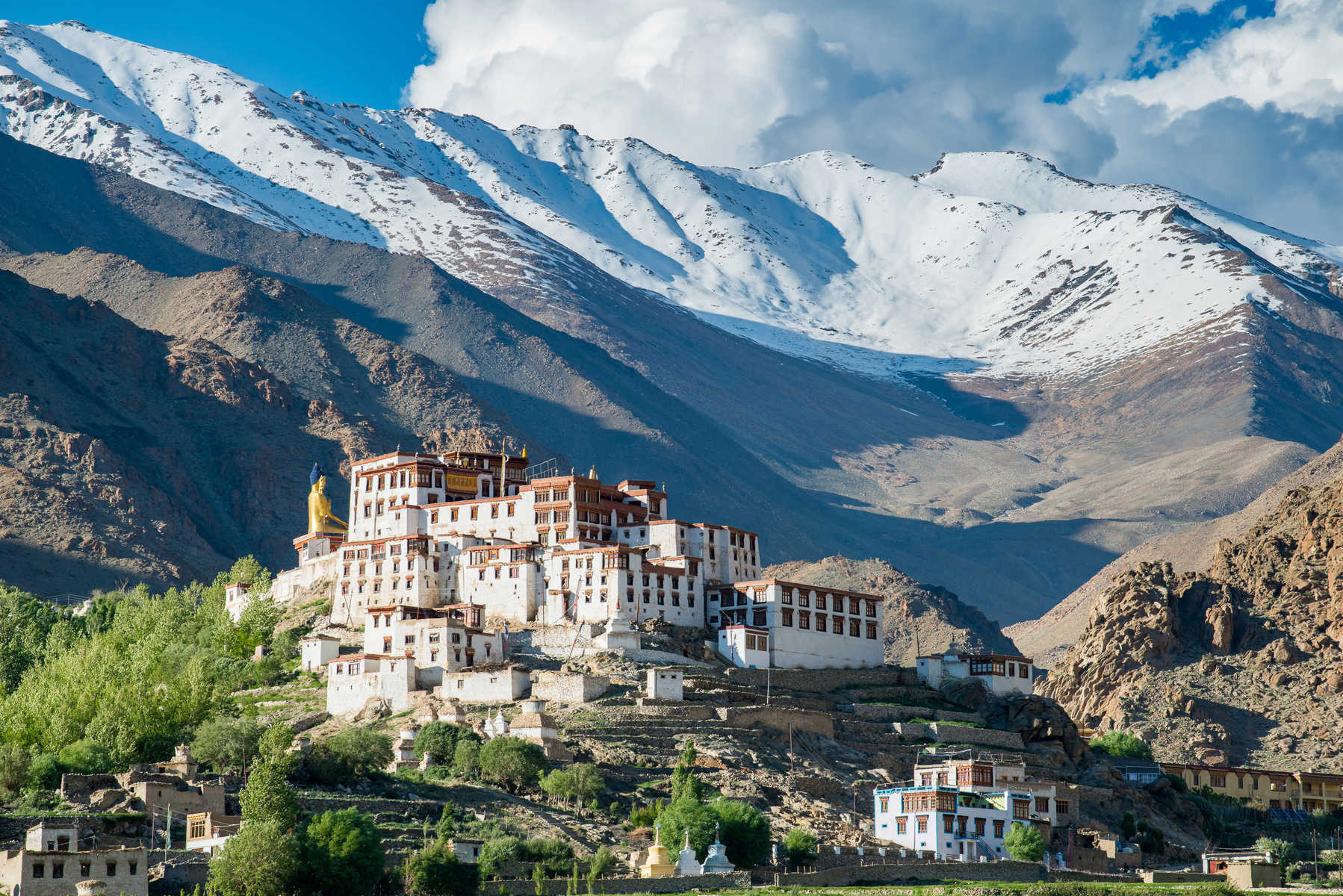 Monastère de Liker Gompa, dans les contreforts de l'Himalaya avec montagne et ciel en arrière-plan à Leh