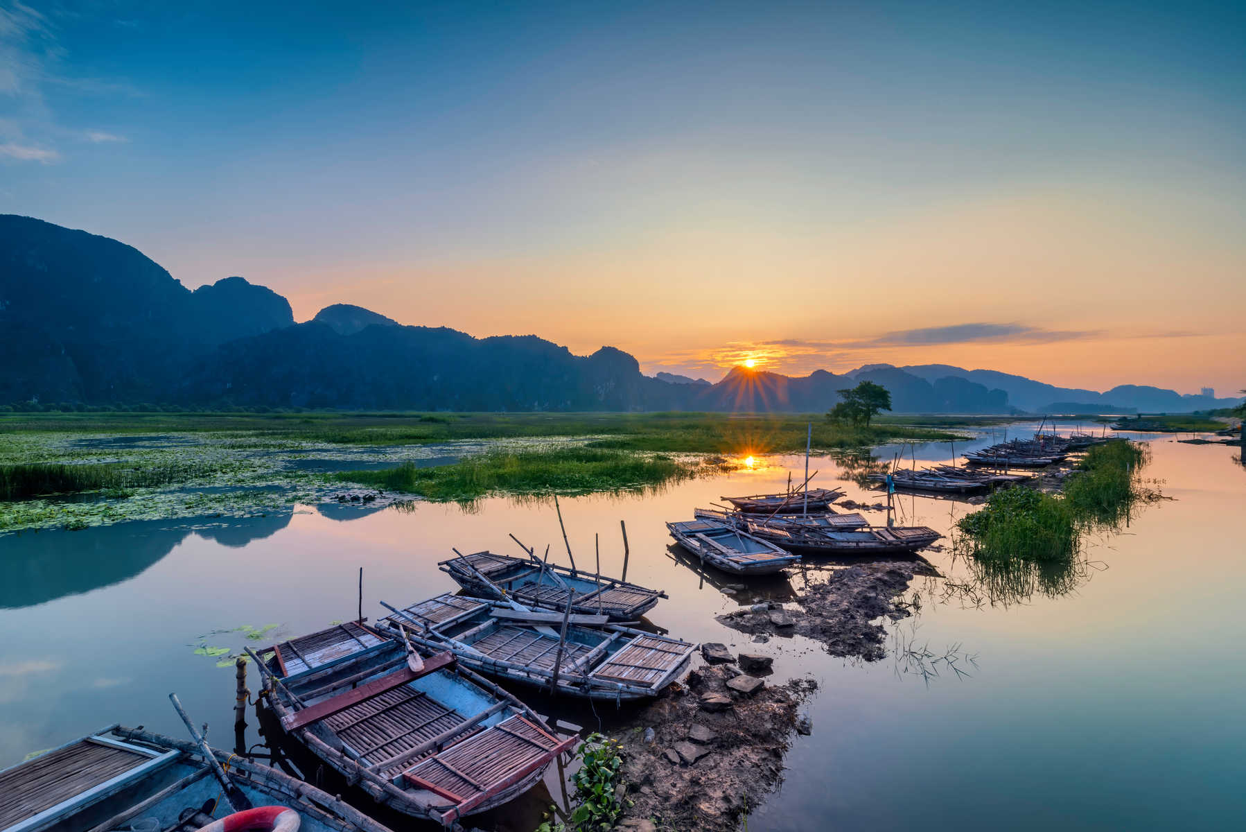 Paysage avec bateau à Ninh Binh, Vietnam